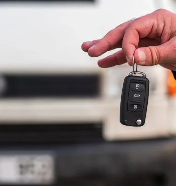 Transporter-Vermietung Mann hält einen Autoschlüssel in der Hand